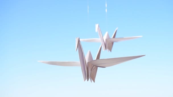 Gru Origami. Origami uccelli su uno sfondo cielo blu - Filmati, video