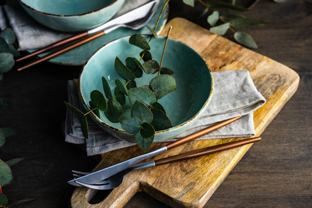 Aseta tuoreet eukalyptuksen lehdet puupöydälle - Valokuva, kuva