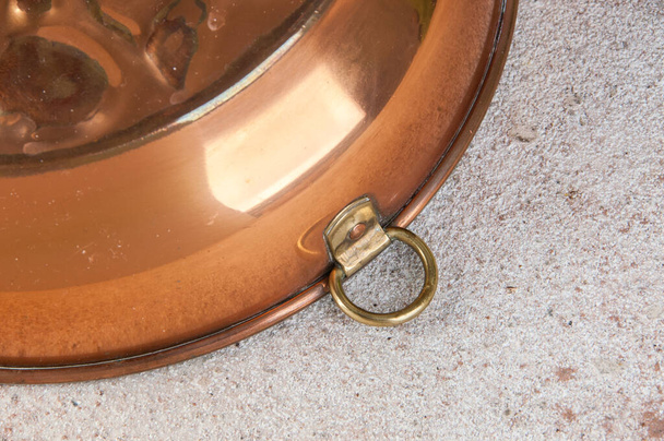 Molde de bolo de cobre antigo em um fundo de concreto. Espaço de cópia para texto - Foto, Imagem