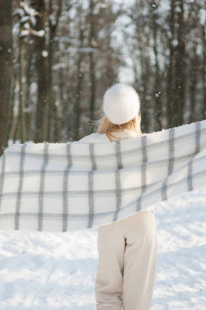 Roztomilý mladý žena portrét, zimní venkovní relaxace - Fotografie, Obrázek
