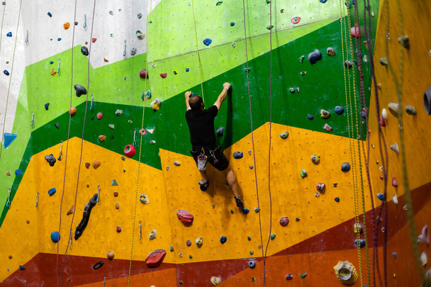 Een rots klimwand voor achtergrond praktische muur in de sportschool - Foto, afbeelding