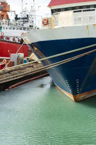 Łódź zakotwiczona w doku w porcie morskim - Zdjęcie, obraz