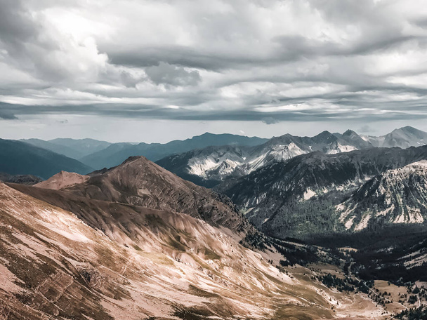 Гірський пейзаж, гірські пагорби та хребти під вимерлим небом
 - Фото, зображення