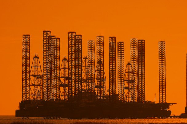 Offshore-Ölplattform in flachen Gewässern bei Sonnenuntergang - Foto, Bild