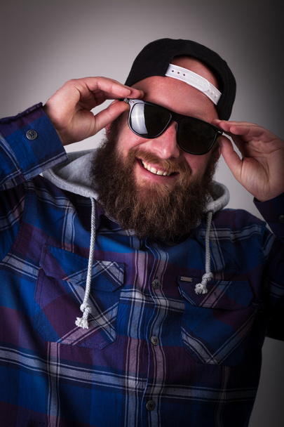 Holandés con barba y gafas de sol
 - Foto, imagen