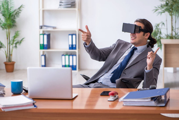 Młody mężczyzna pracownik w wirtualnych okularach w biurze - Zdjęcie, obraz
