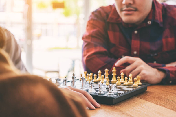 Satranç tahtası oynayan ve hareket eden bir adamın yakın plan görüntüsü - Fotoğraf, Görsel