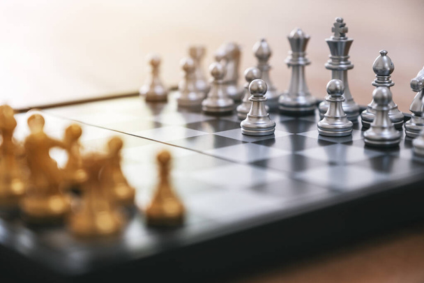 Imagem de close-up de uma prata e xadrez cor dourada definido no tabuleiro de xadrez - Foto, Imagem