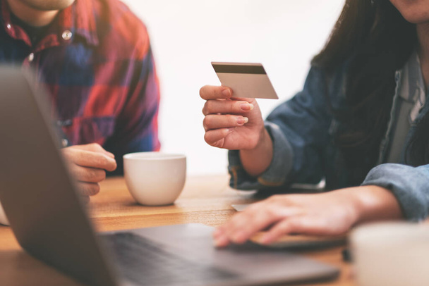 Trois jeunes asiatiques utilisent la carte de crédit pour acheter et faire des achats en ligne  - Photo, image
