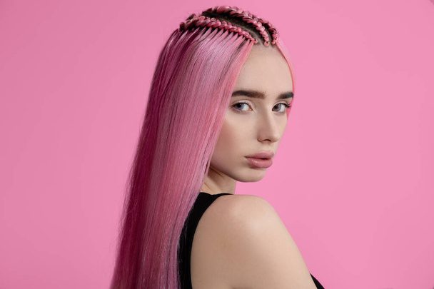 ピンクのストレートヘアの女性。ピンクの背景。コピーケース - 写真・画像