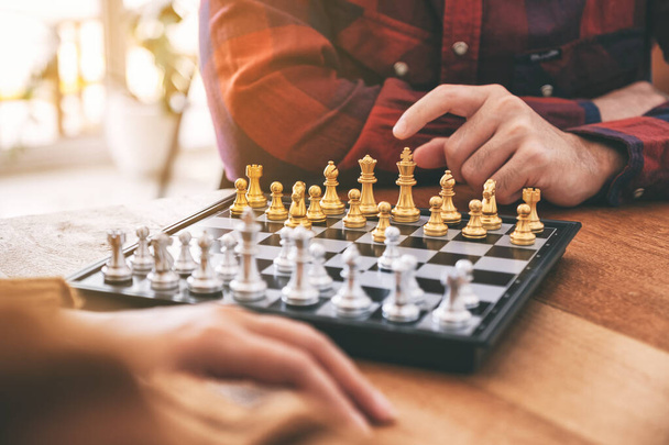 Крупный план людей, движущихся и играющих в шахматы вместе - Фото, изображение