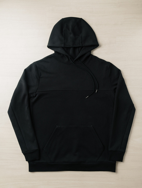 Boş siyah kapüşonlu sweatshirt, yerde uzun kollu bir kalas. Tasarımınızı yerleştirmek için şablon. - Fotoğraf, Görsel