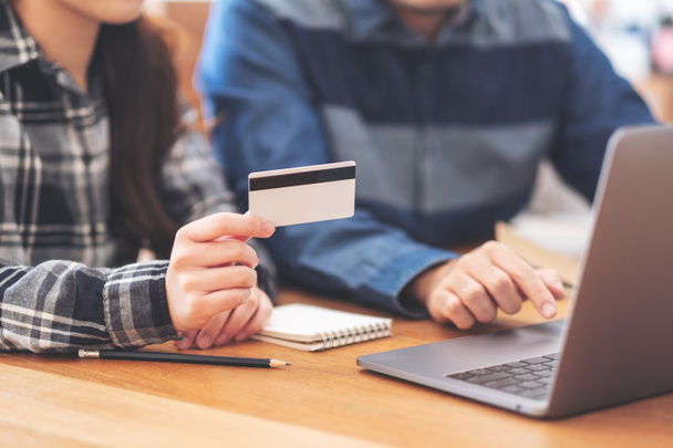 Бізнесмен використовує кредитну картку для купівлі та покупок в Інтернеті
  - Фото, зображення