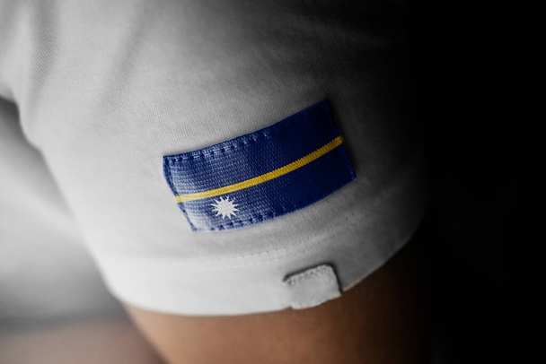 Remendo da bandeira nacional do Nauru em uma camiseta branca - Foto, Imagem