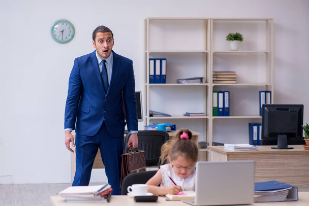 Young male employee and his little girl in the office - Fotoğraf, Görsel