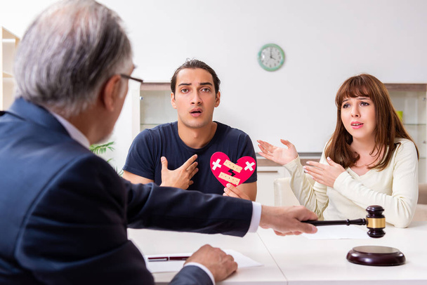 Advocaat praat met echtscheidend echtpaar thuis - Foto, afbeelding