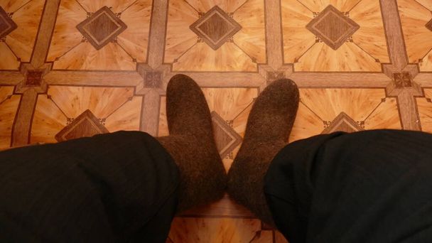 muž sedí v plstěných botách - Fotografie, Obrázek