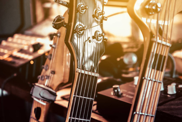 Κοντινό πλάνο οργάνων μουσική υπόκρουση έννοια, κιθάρα και στούντιο εξοπλισμού - Φωτογραφία, εικόνα