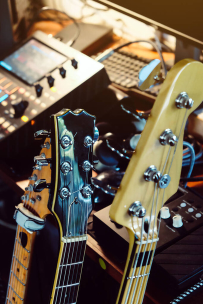 Primer plano instrumentos música fondo concepto, Guitarra y equipo de estudio - Foto, Imagen