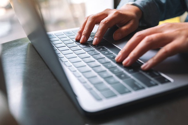 Zbliżenie obrazu kobiety pracującej i piszącej na klawiaturze laptopa  - Zdjęcie, obraz
