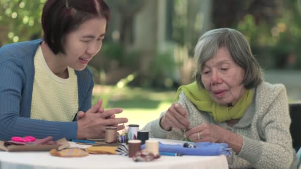Starší ženy v řemeslné výrobě jehel při léčbě Alzheimerovy choroby nebo demence - Záběry, video