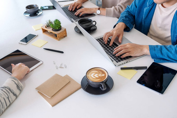Imagen de primer plano de las personas que utilizan y trabajan en el ordenador portátil y PC tableta en la mesa en la oficina - Foto, Imagen