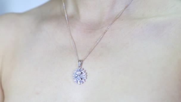 Donna che indossa ciondolo diamante lucido - Filmati, video