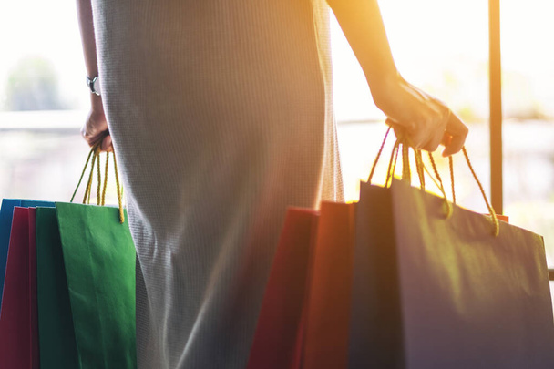 Imagem de close-up de uma mulher segurando sacos de compras coloridos - Foto, Imagem