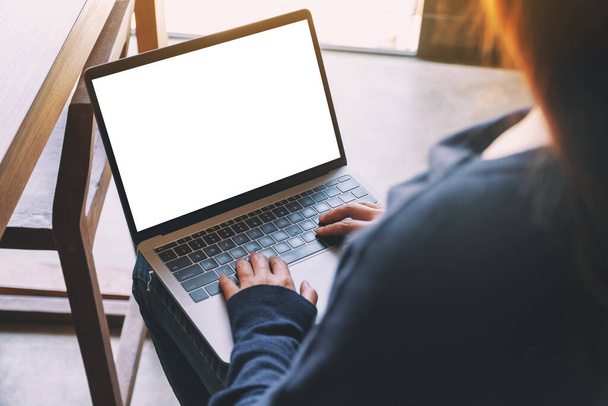 Obraz kobiety używającej i wpisującej na laptopie klawiaturę z białym ekranem pulpitu  - Zdjęcie, obraz