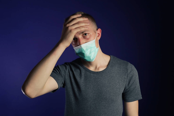 Bělošský nemocný muž v gázové masce s dlaní na hlavě - Fotografie, Obrázek