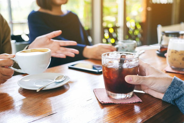 Lähikuva kuva ihmiset nauttivat puhua ja juoda kahvia yhdessä kahvilassa - Valokuva, kuva