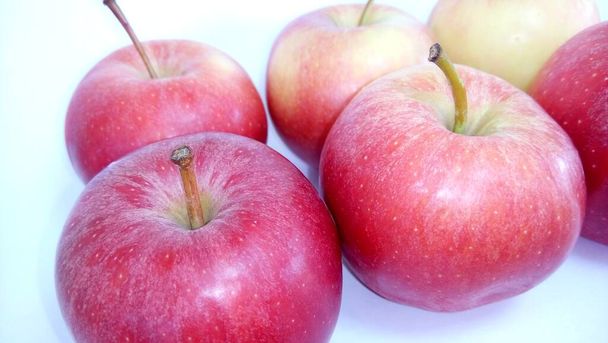 vörös alma izolált fehér háttér - Fotó, kép
