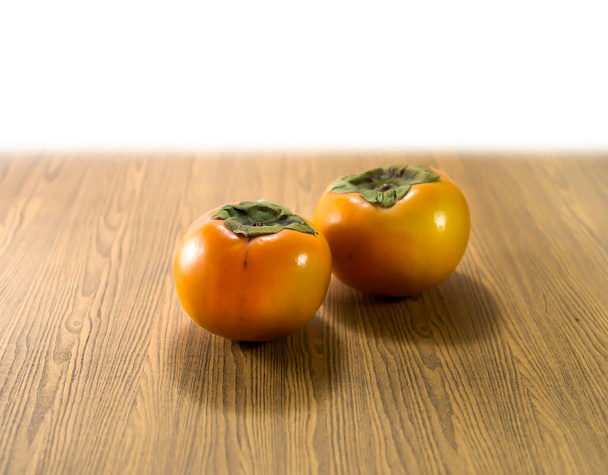 Persimmon gyümölcs a fa asztalon - Fotó, kép