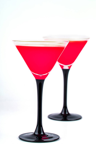 Kaksi vaaleanpunainen Cocktail lasit valkoinen tausta - Valokuva, kuva