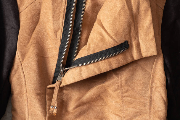 блискавка на коричневій тканині як фон крупним планом
 - Фото, зображення
