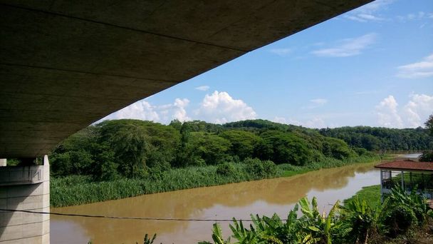 Perak uitzicht op de rivier van onder de brug - Foto, afbeelding