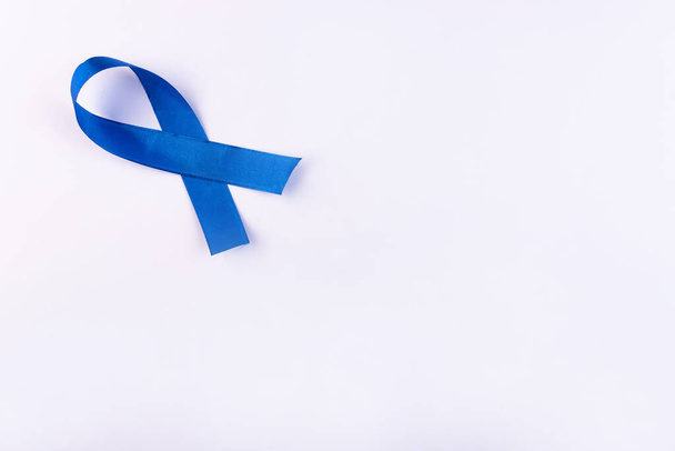 Blue ribbon on a white background. Colon cancer concept - Foto, afbeelding