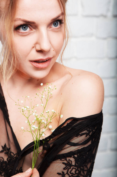 Mujer tierna de ojos azules jóvenes con un hermoso ramo de flores blancas. Belleza y moda. - Foto, Imagen