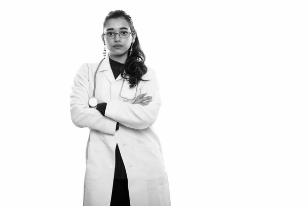 Nuori kaunis intialainen nainen lääkäri seisoo kädet ristissä - Valokuva, kuva