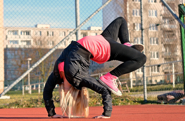 junges blondes Mädchen tanzt Breakdance - Foto, Bild