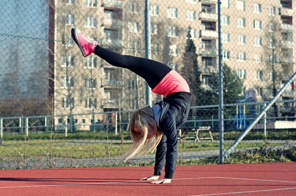 junges blondes Mädchen tanzt Breakdance - Foto, Bild