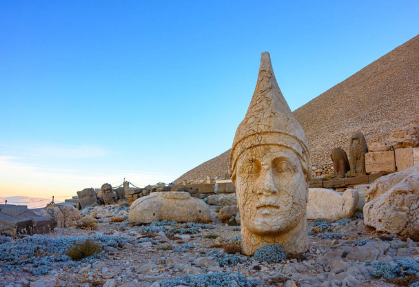 Oude standbeelden op de bergtop Nemrut, Adiyaman, Turkije - Foto, afbeelding