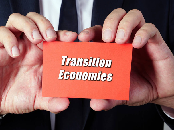 Бизнес-концепция о странах с переходной экономикой с подписью на листе - Фото, изображение