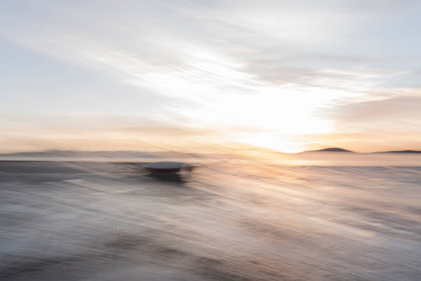 Minimalistinen rannikko houkutteleva ja kiehtova impressionistinen tyyli kuva aamulla valossa rannalla veneellä. - Valokuva, kuva