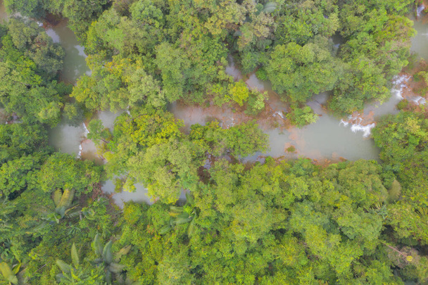 Vue aérienne de la cascade de Palata. Paysage naturel de Tak dans le parc naturel avec des arbres forestiers en voyage en vacances et en vacances, attraction touristique. Umphang, Thaïlande. - Photo, image