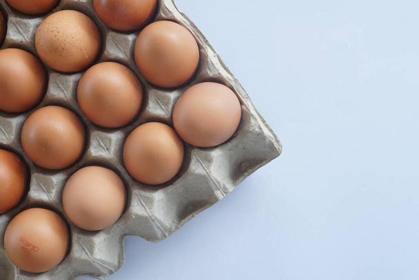 visão selectiva dos ovos sobre fundo branco - Foto, Imagem