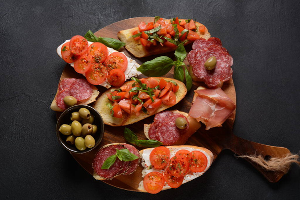 Assorted bruschetta with various toppings. Appetizing bruschetta or crudo crostini. Variety of small sandwiches. - Foto, Imagem