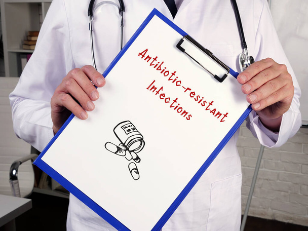 Здравоохранение понятие означает устойчивые к антибиотикам инфекции с надписью на листе бумаги - Фото, изображение