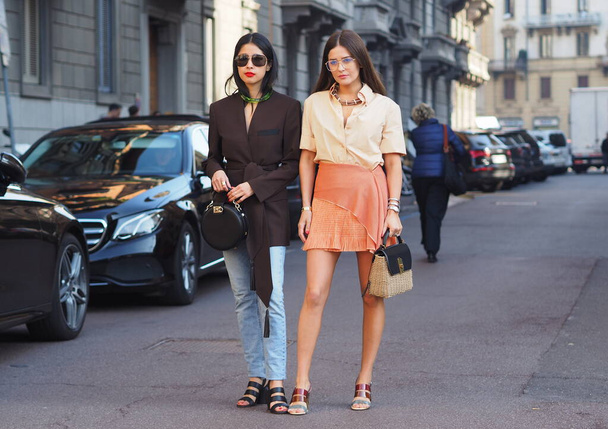  Milan moda haftası 2020 'de Salvatore Ferragamo defilesinden önce moda blogcuları sokak tarzı kıyafetler. - Fotoğraf, Görsel