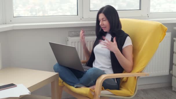 Valkoihoinen aikuinen nainen video soittamalla kannettavan tietokoneen, streaming verkossa webinar koulutus, konferenssit etäisyys web chat keskustelu. Työskentele kotoa. - Materiaali, video